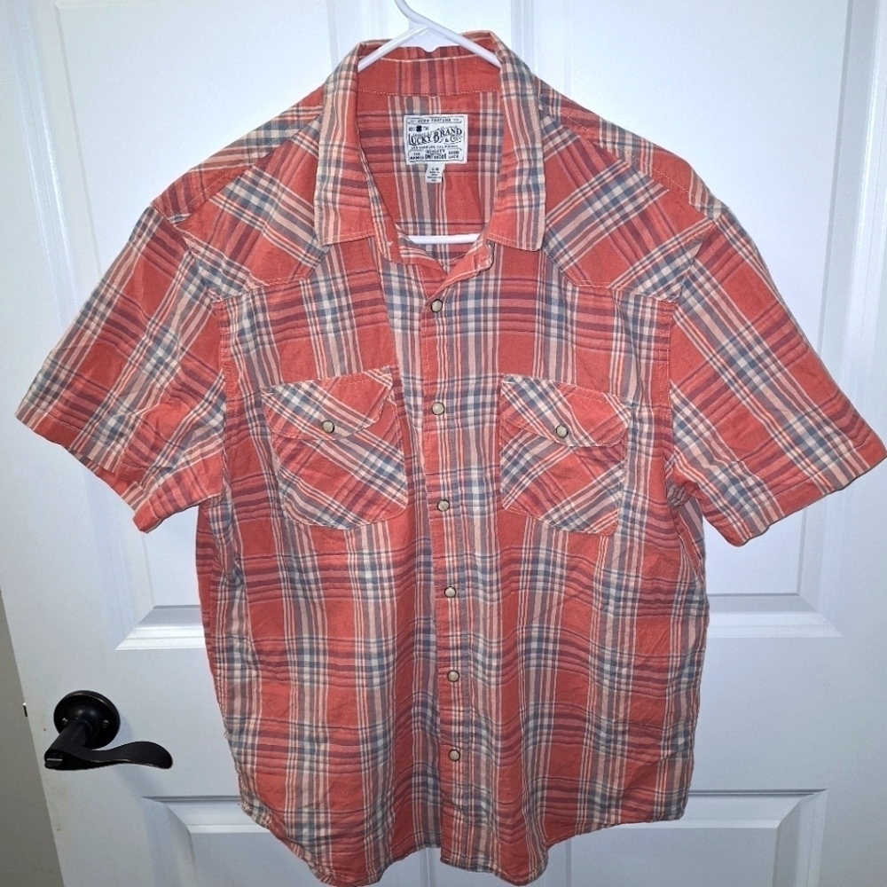 A Lucky Brand men's short sleeve button-down shirt in a size large.